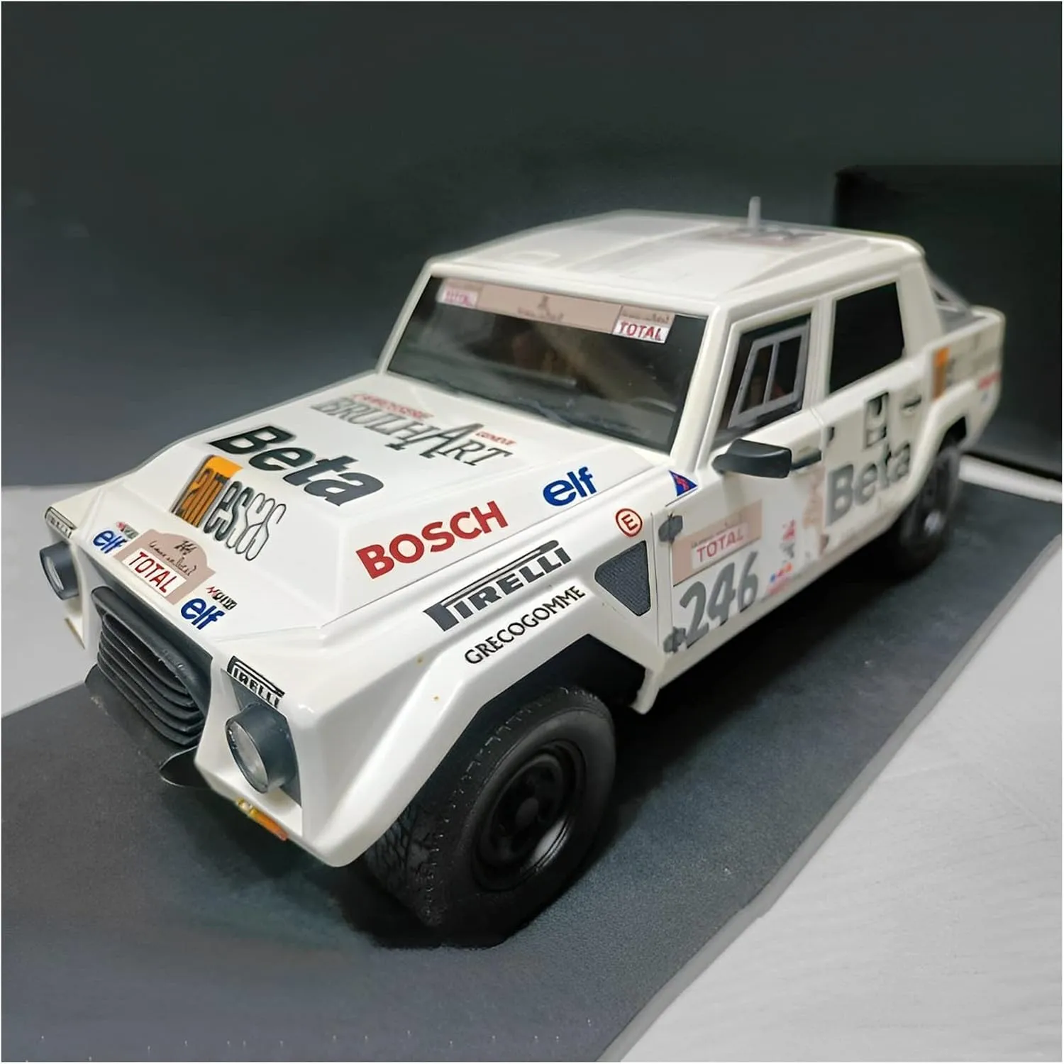 Festive Deluxe Gift Resin Car Vehicle Model entrepreneur Fit for Lamborghini LM002 1987 1 18 Resin Simulation Rally Car Model Men Static Display 