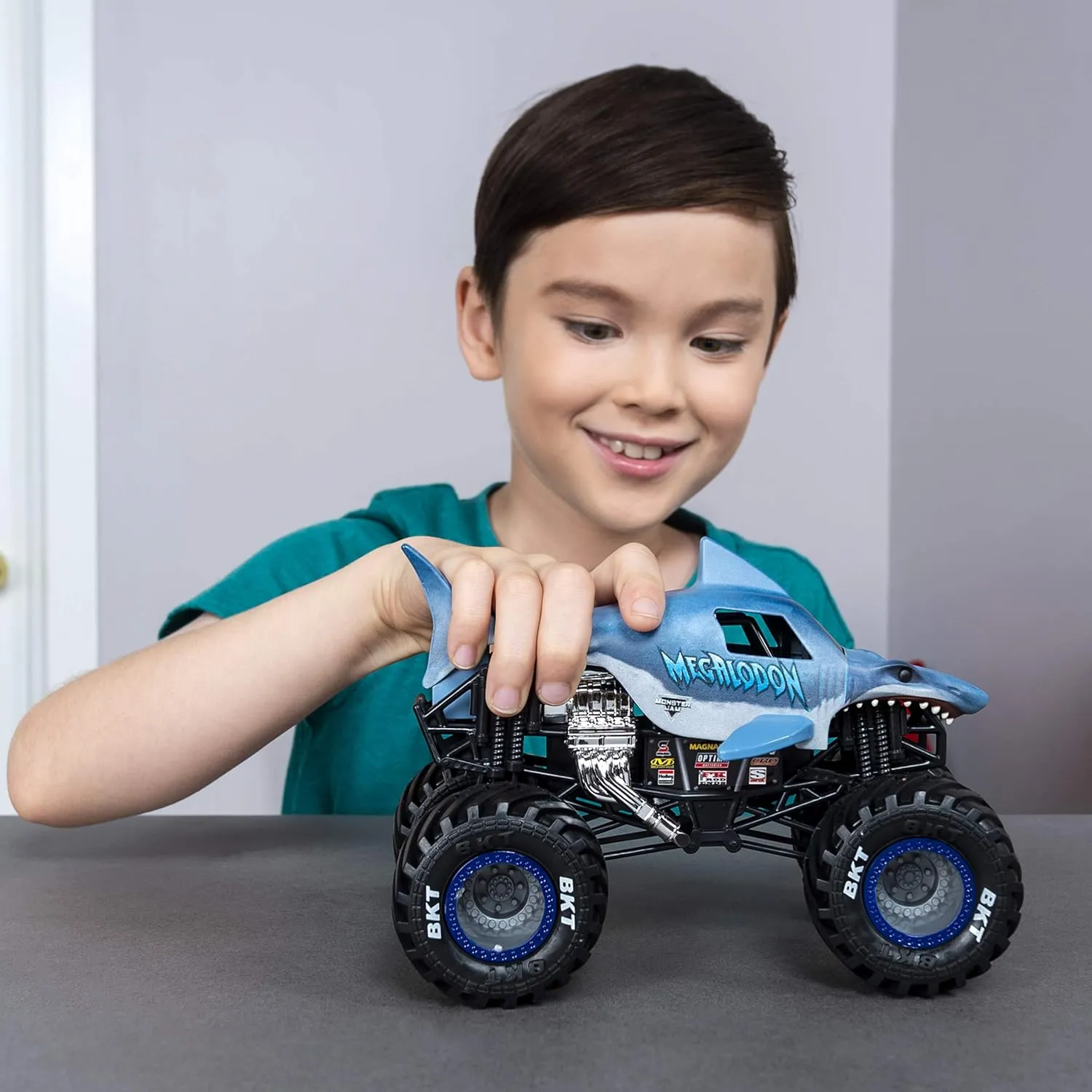 Monster Truck, reproach dirt Die-Cast Vehicle 1:24 Scale Monster Jam Official Megladon 